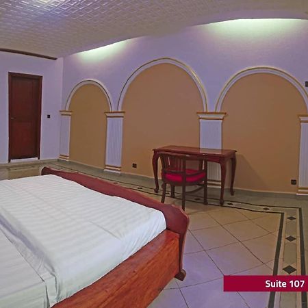Hotel Le Majestic Дуала Екстериор снимка
